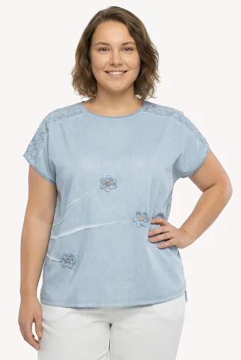 Plava bluza s ukrasnim cvijećem